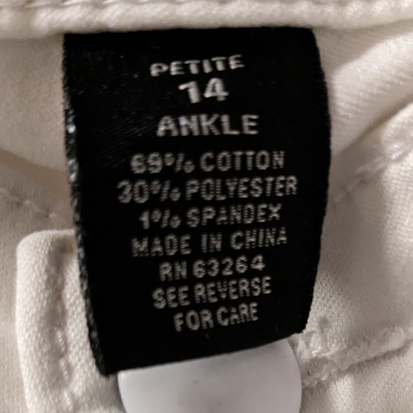 Roz & Ali White Denim Ankle Pants Sz. 14P - Picture 10 of 13